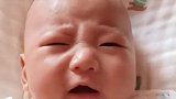小宝宝上一秒还在哭，没想到被妈妈一逗，宝宝立马就笑得很开心！