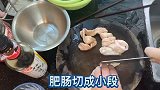 暴龙哥说咸酸菜必须炒牛欢喜，那是定律来的，但炒肥肠也是赞啊