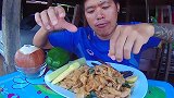 泰国老铁吃粉条，加了很多辣椒，强塞一口很快就吃光