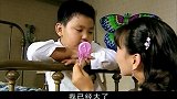 美女向孩子道歉，自己不该不辞而别