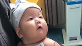 护士阿姨给小宝宝打针，没想到宝宝一直盯着阿姨看，小表情好逗啊