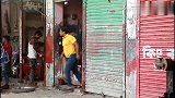 国外恶搞，男子关闭街边小店卷帘门，店主无法营业气得设计抓男子