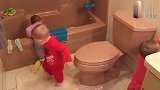 萌爆了！三胞胎在卫生间里找东西,马桶、浴缸、任何角落都不放过