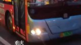两岁萌娃巧遇爸爸驾驶的公交车