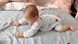小宝宝爬没有学会，就先学会了倒车，这姿势也太可爱了吧