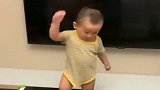 小家伙刚会走路，下一秒宝宝音乐感爆棚，跳的太牛啦