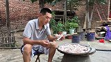 阿远买了一堆鸡爪子，先做了份泡椒凤爪，又红烧鸡爪吃，味儿不赖