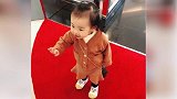 也太爱美了！伊能静竟给一岁的女儿画眉毛