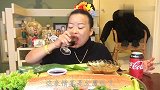 泰国大姐极限挑战生鱼片，吃的一脸享受，网友却看得胃疼！