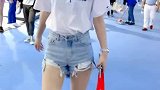 小姐姐像吃了糖一样那么开心