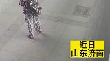 一名正在等车的乘客，突发疾病摔倒在站台，危险时刻马尾辫女孩出现了
