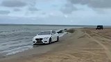 奔驰冲浪而行，为宝马系洗车，只是用的是海水