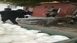 给村民送馒头，贴心的村庄