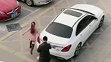 这就是让女司机开车的下场，心疼这哥们一秒钟！