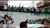 巴甲-16赛季-感人一幕！沙佩科恩斯球迷自发聚集在球场祈祷-新闻