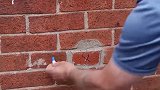 墙面砖头破损，老板出请我换墙砖，做完工后我找老板要