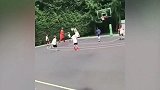 篮球-17年-虐爆小学生！儿子生日友谊赛詹皇上演自抛自扣-专题
