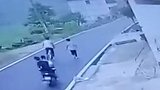 2小伙骑电动车撞飞两人后逃逸 1老人当场身亡