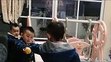家有龙凤三胞胎兄妹每天都自娱自乐，一定要看到最后