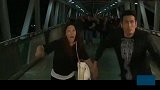 天呀,你逃跑就逃跑嘛,干嘛牵人家妹子的手呢