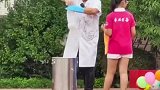 小学老师展示液氛爆炸，乒乓球出来的瞬间全场沸腾了