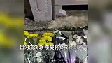 39岁民警李燮为救轻生女孩牺牲，河边摆满鲜花蜡烛，群众自发悼念有战友来送酒