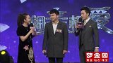 小伙上台送水果，为何送的水果还不一样