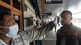 印度街头遇到体温不正常者，直接当场这种操作，小伙子直接懵了