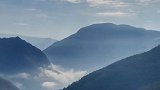 大农村的生活，坐在院子里就能看自然风景