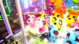 娃娃机内出猫咪，引小伙疯狂投币，结果却让人感动