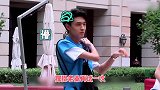 秦霄贤跳水和粉丝互动，上台后吐槽屁股被人狠抓了一下，实在是太好笑了