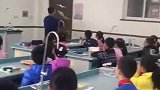 老师利用斜坡气流悬浮纸飞机，孩子们惊讶不已！