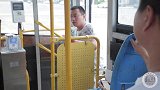 小伙公交上艳遇美女，正高兴之时，人家老公睡到了他腿上