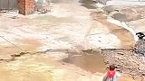 小宝宝惨遭邻居打脸，只因追邻居家的鸭子玩！