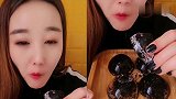 美女小可爱五一放假直播啦，黑冰球吃咬得嘎嘣脆，我向往的生活