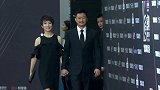 吴京片场抽烟照曝光，瞬间引起无数争议，网友调侃：动作真霸气