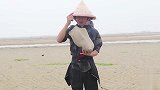 大中午去赶海，就为制作当地一道舌尖美食“沙蟹汁”
