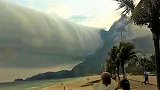 巴西一海滩惊现“巨幕云墙”：如毛巾迅速卷起，蔓延整片海滩