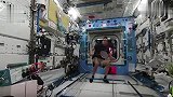 综合-18年-开了外挂！宇航员国际空间站打羽毛球 男子双打玩出花样-专题
