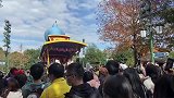 迪士尼新晋网红川沙妲己热度不减，众人跟在花车后面追着拍摄