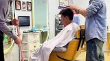 这位顾客也太喜欢看热闹了