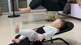 8个月大宝宝与爸爸同框，跟刘畊宏做运动