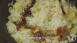 虾仁煲仔饭的家常做法，鲜嫩的虾肉，香碰碰的锅巴，真的太诱人了