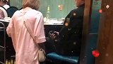 情侣 道歉 什么样的错误才能让男子面对对此面无表情！