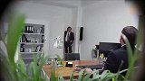 男子整蛊别人，他身后突然出现了陨石落地，众人都吓到了！