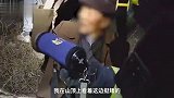 老人爬山摔倒受困，消防连夜搜寻用担架抬下山