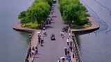 毕竟西湖六月中,风光不与四时同