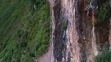 贵州绝壁上的一条悬崖公路，坐车的人都不敢往车外看，太吓人了！