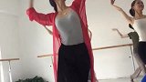 小姐姐深情演绎《女儿情》，她跳舞的动作，好美