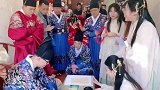 新人中式婚礼接亲现场，用五子棋投壶等游戏设关卡